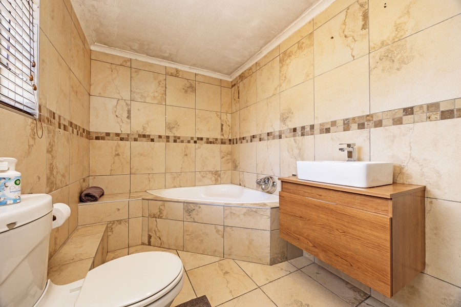 To Let 5 Bedroom Property for Rent in Haasendal Western Cape